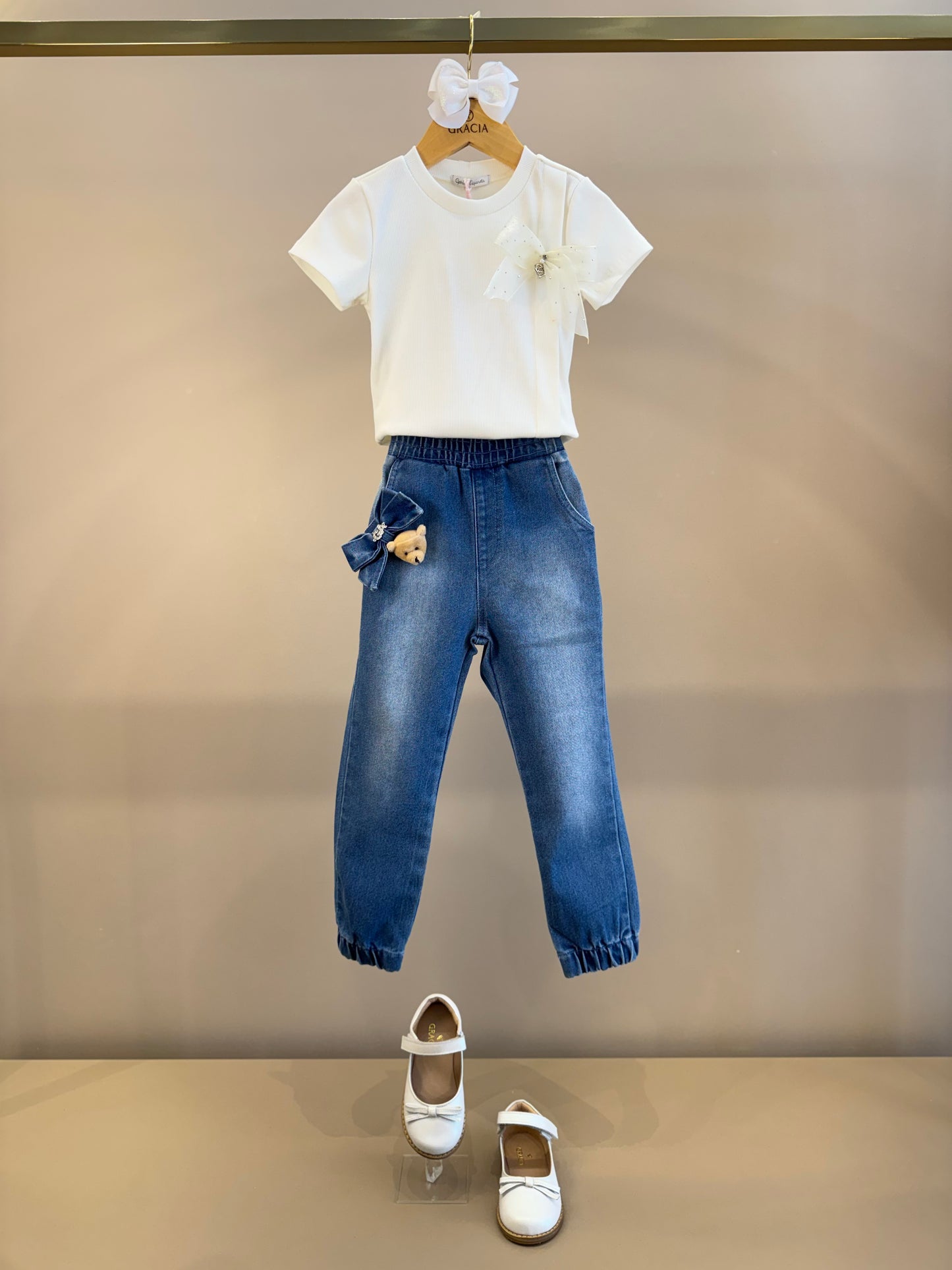 Conjunto Infantil Camiseta Off White Lacinho Tule e Calça Jogger Jeans Ursinho - Gabriela Aquarela