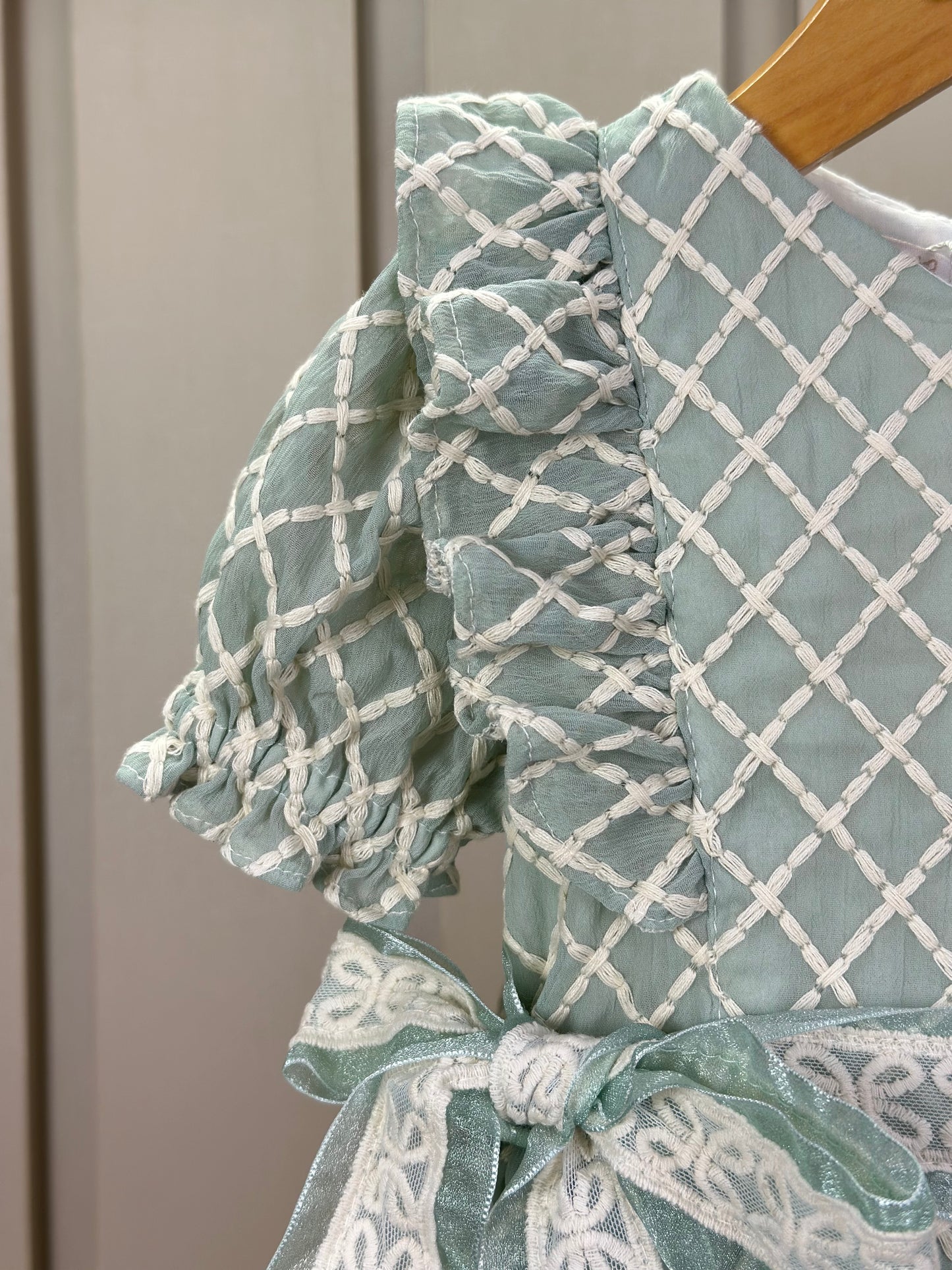 Vestido Bebê Clássico Luxo  Manga Babados e Laços Rendados Verde - Roana