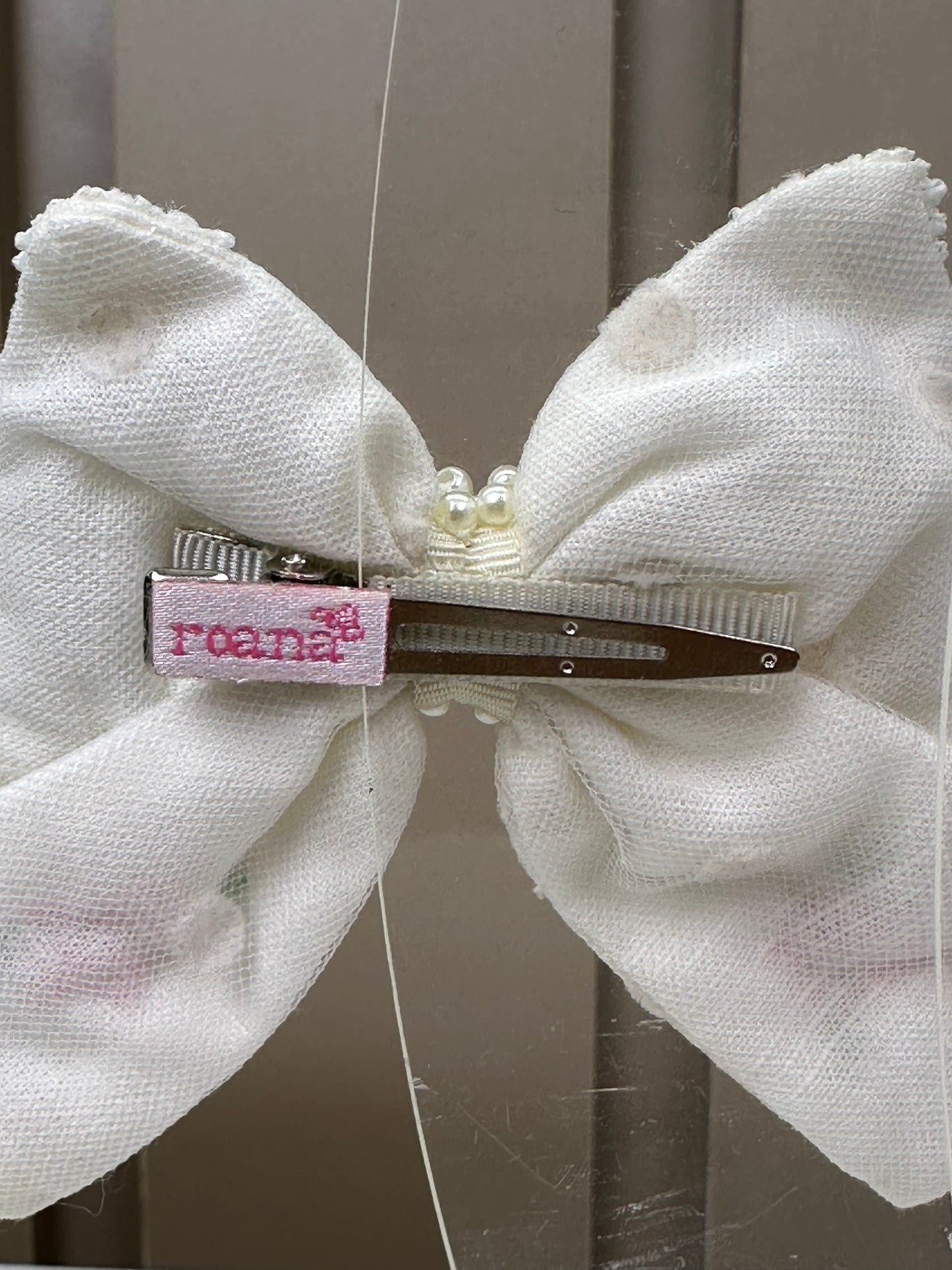 Laço Infantil Puffer Pontas Marfim Aplicação Rendas e Pérolas Flores Bordadas - Roana