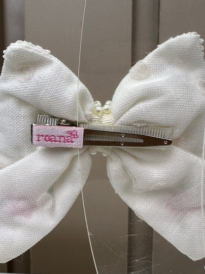Laço Infantil Puffer Pontas Marfim Aplicação Rendas e Pérolas Flores Bordadas - Roana