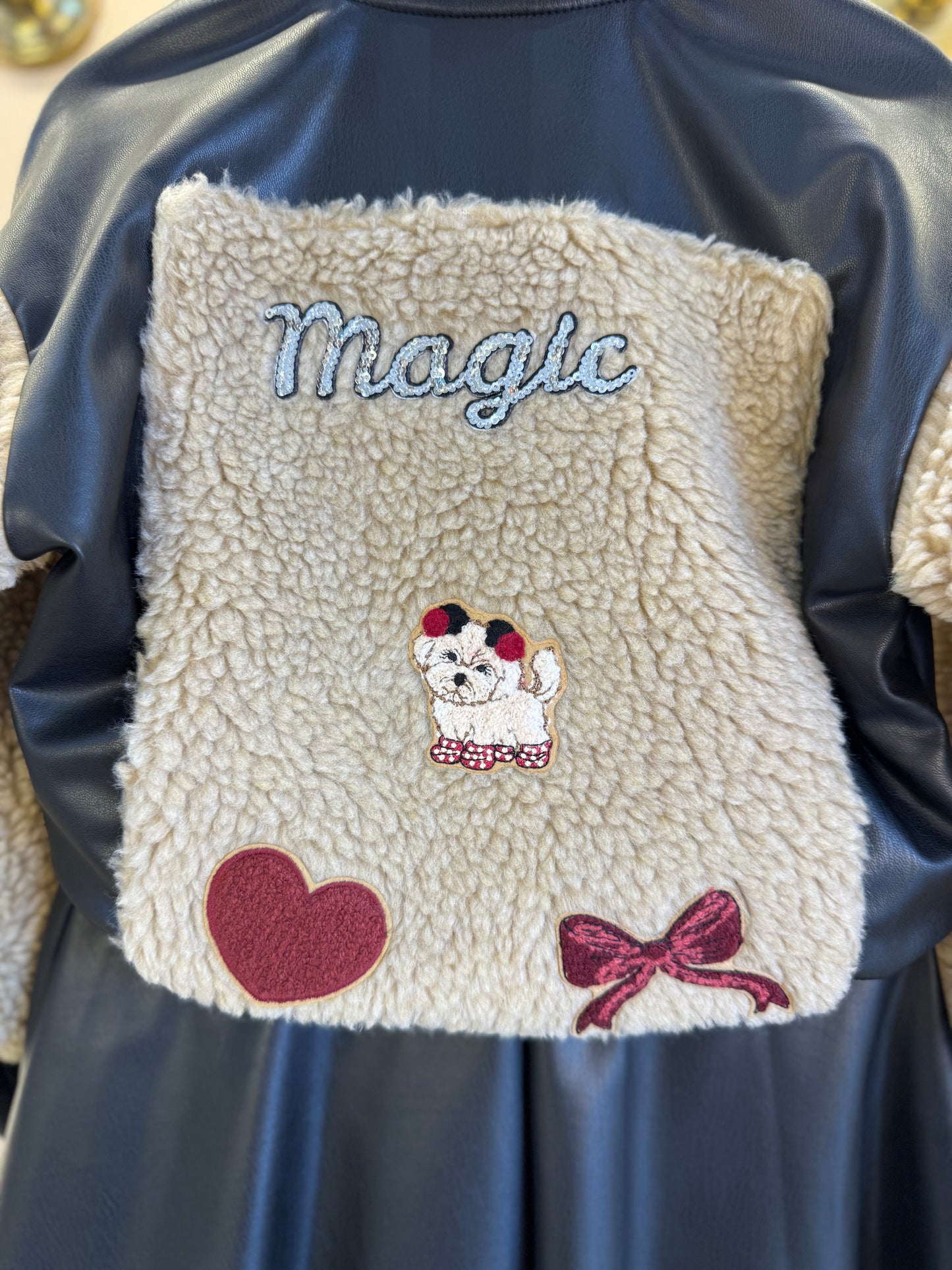 Conjunto Infantil Jaqueta Patches Couro Pele Carneirinho e Saia Evasê Couro Tech Preta - Pituchinhus
