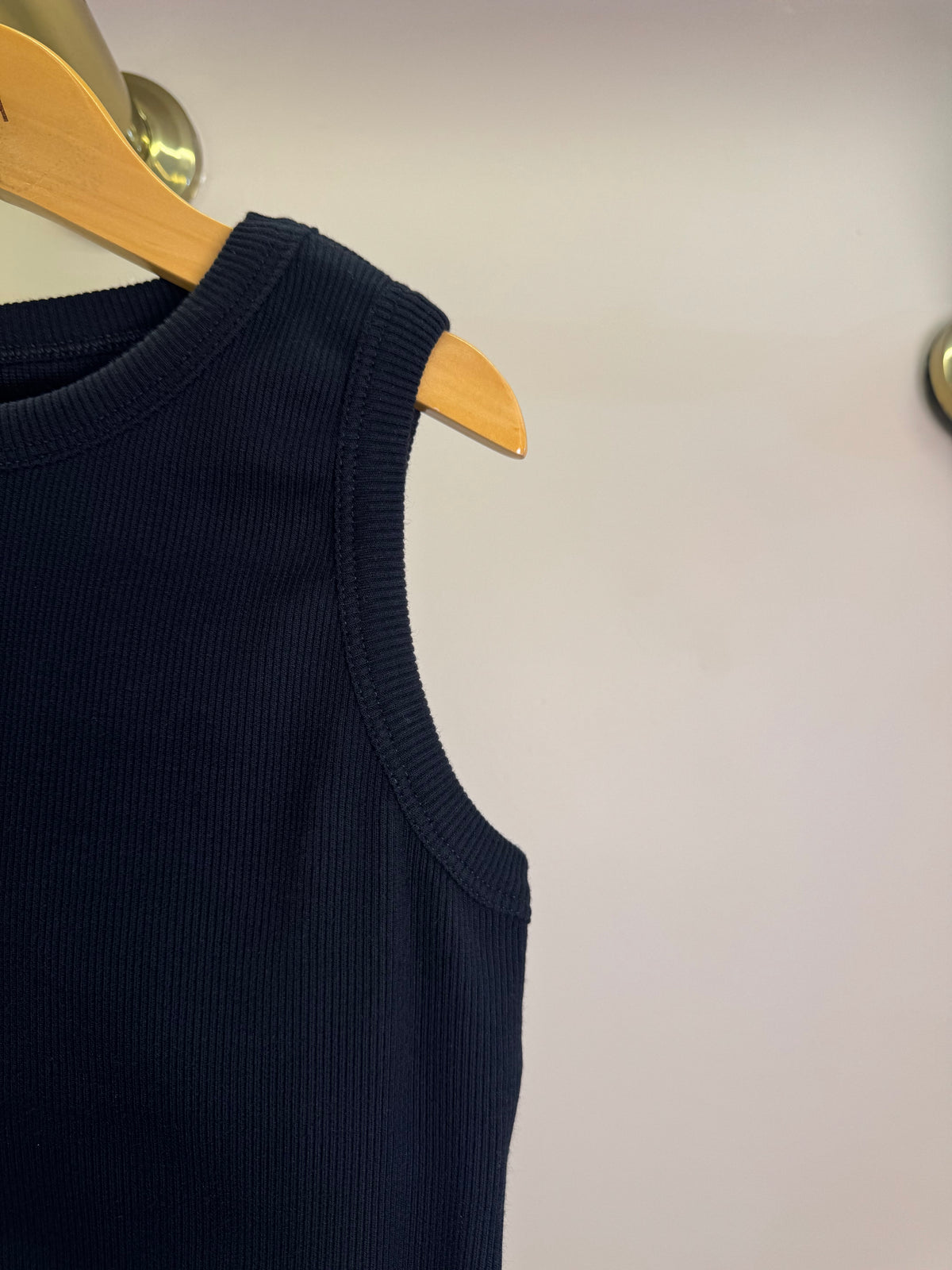 Regata Teen em Malha Preta com Babado – Authoria