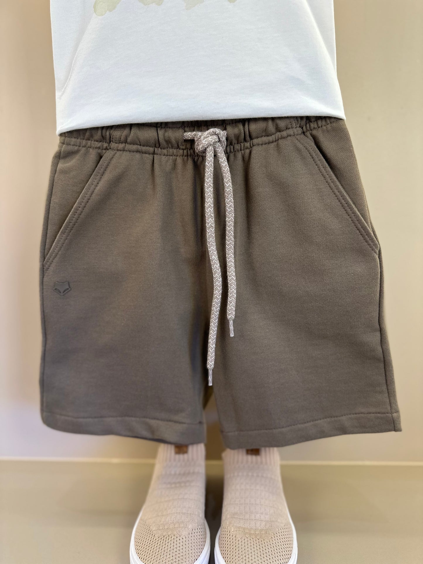 Conjunto Infantil Camisa Off White e Bermuda Marrom - Little Johnny