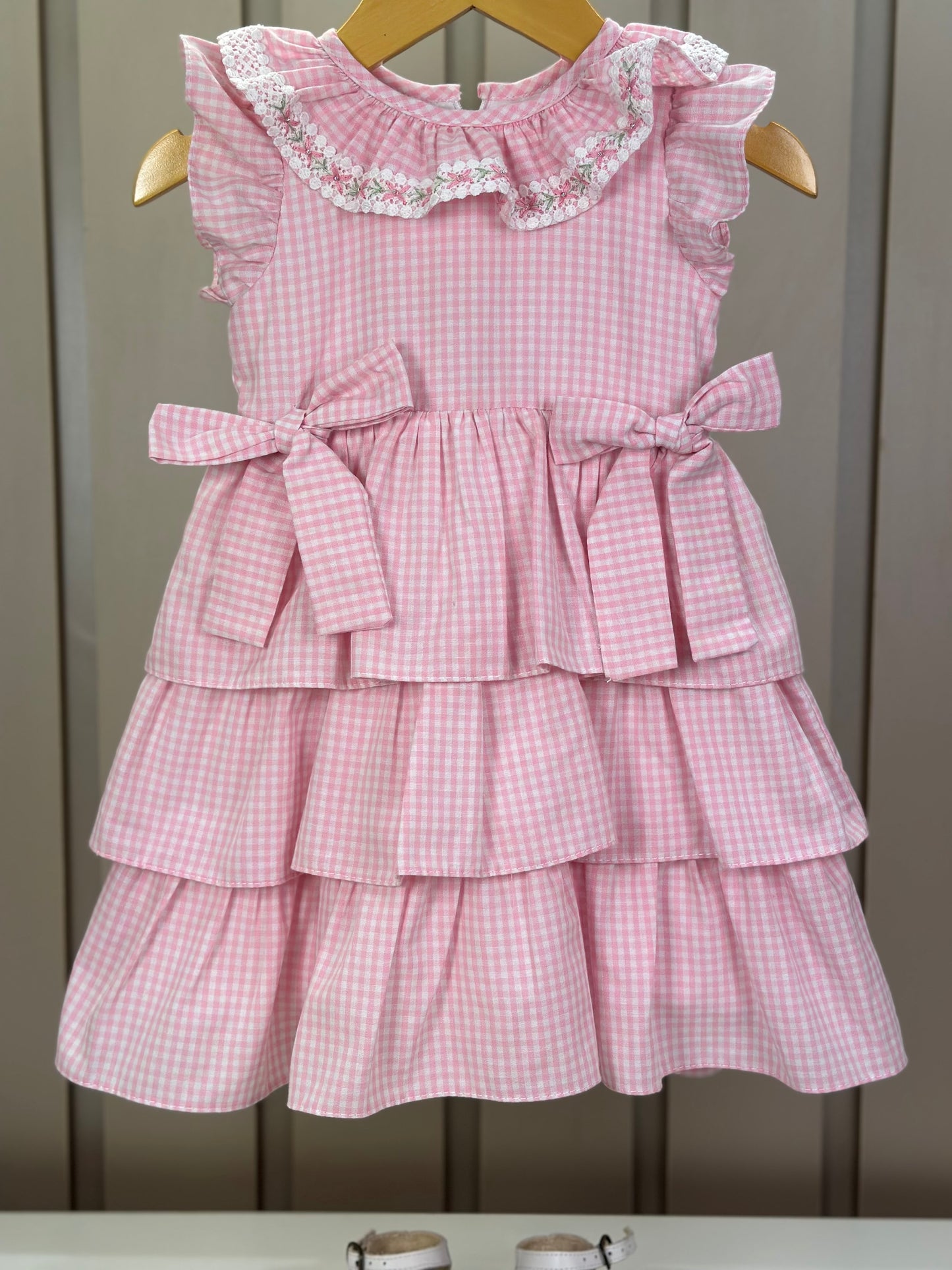 Vestido Infantil Clássico Golinha Renda Bordada Babados e Lacinhos Laterais Rosa - Roana