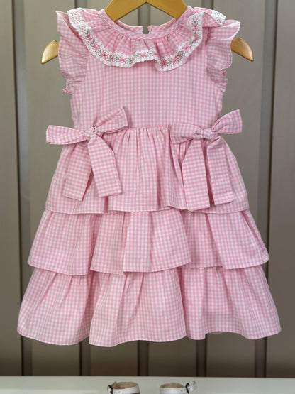 Vestido Infantil Clássico Golinha Renda Bordada Babados e Lacinhos Laterais Rosa - Roana
