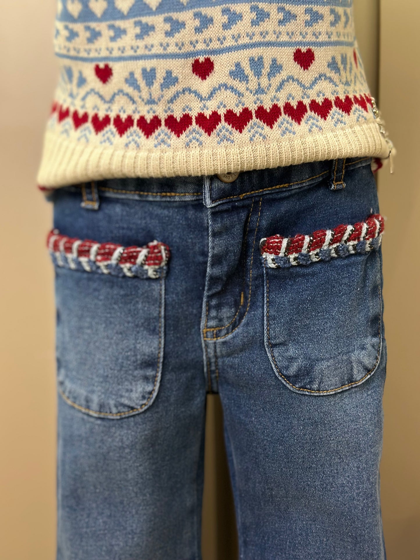 Conjunto Infantil Conceito Colete Tricot Corações e Calça Jeans Bolsos Bordados - Animê