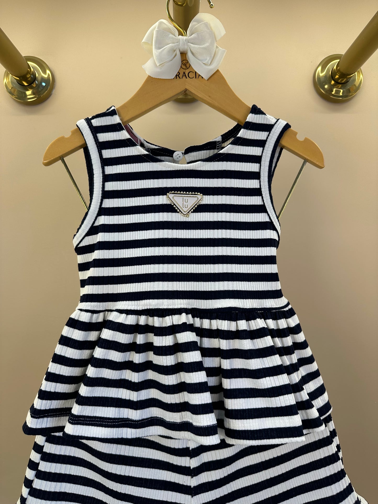 Conjunto Infantil Blusa Malha Listrada Com Amarração Nas Costas e Shorts Com Babadinho- Luluzinha