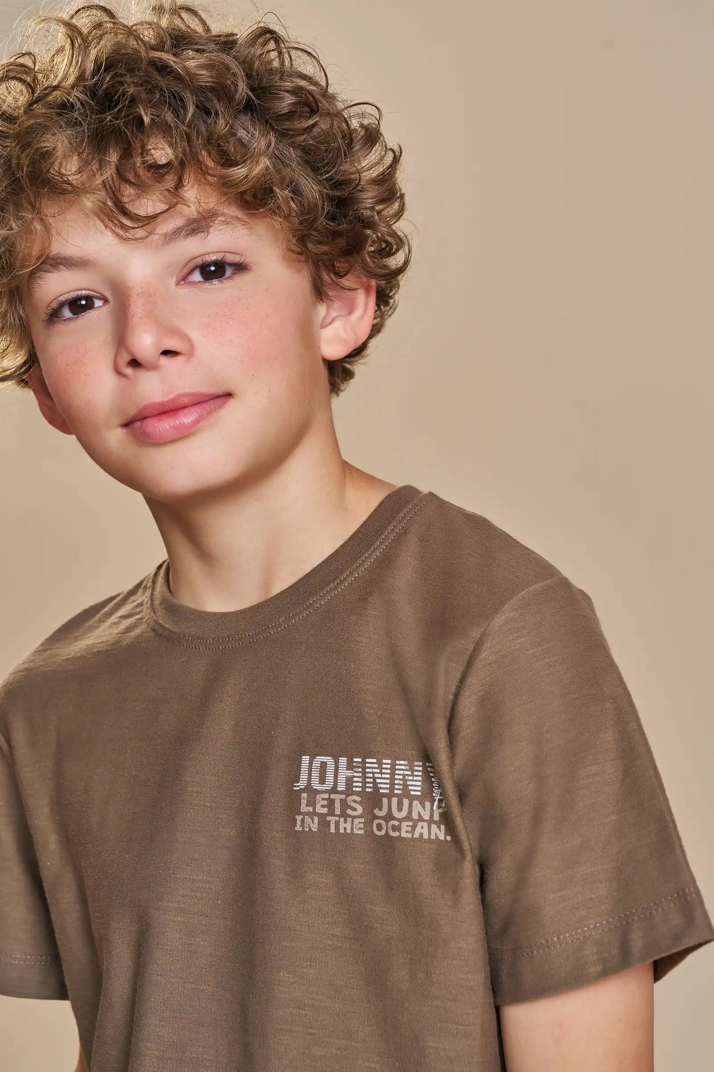 Conjunto Infantil Camiseta Marrom e Bermuda Sarja Off White - Little Johnny