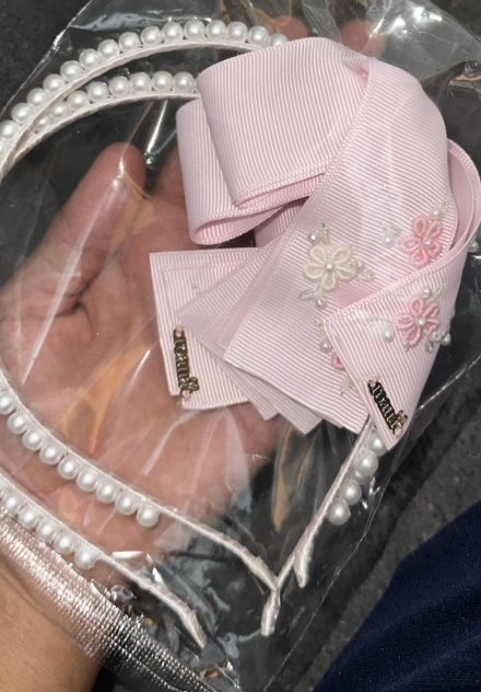 Tiara Infantil Pérolas Laço Rosa Bordado - Roana