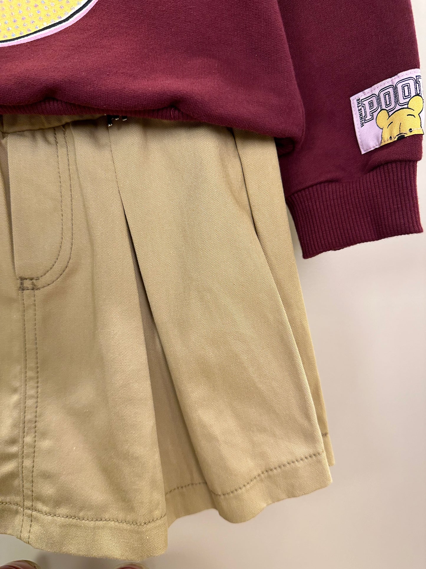 Conjunto Infantil Feminino Casaco Moletom Pooh Cranberry Juice com Saia Sarja de Pregas Bege Escuro Casual - Momi