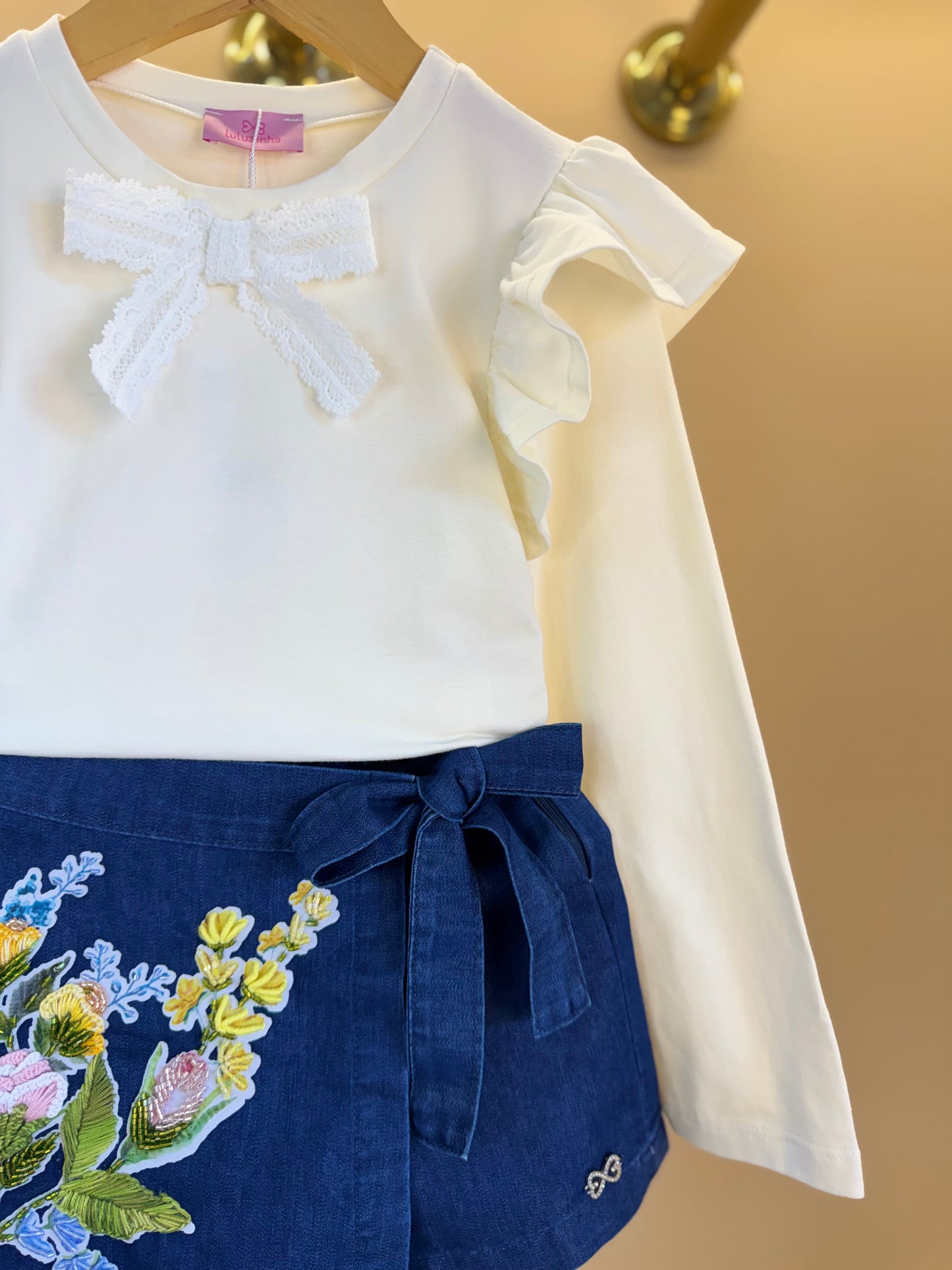 Conjunto Infantil Trio Blusa Gola Laise Removível, Camisa Jeans Leve ML Gola Bordada e Shorts-Saia Jeans Bordada Flores - Luluzinha