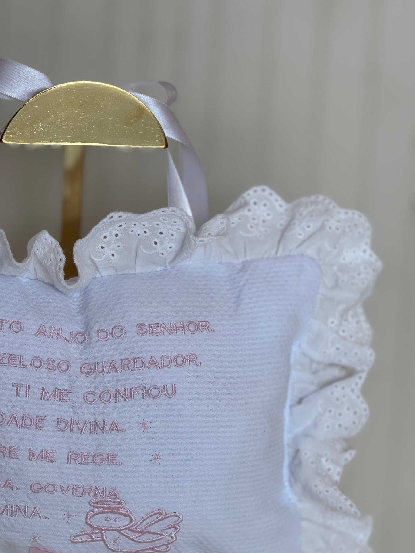 Almofada Bebê Oração Santo Anjo Rendada Bordado Rosa - Roana