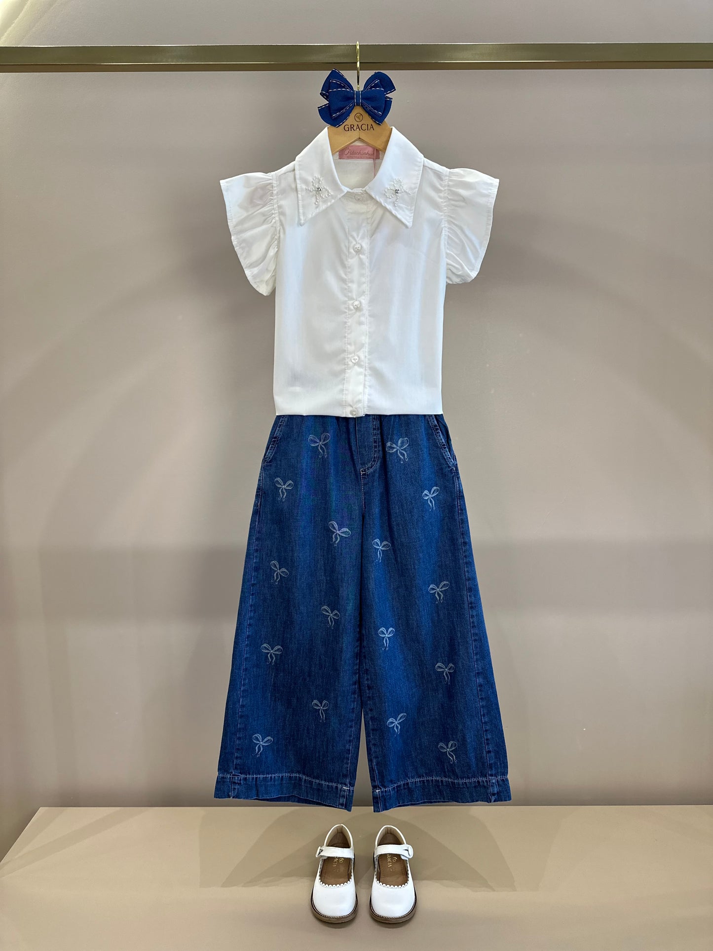 Conjuto Infantil Camisa Algodão Lacinhos Bordados e Calça Jeans - Pituchinhus