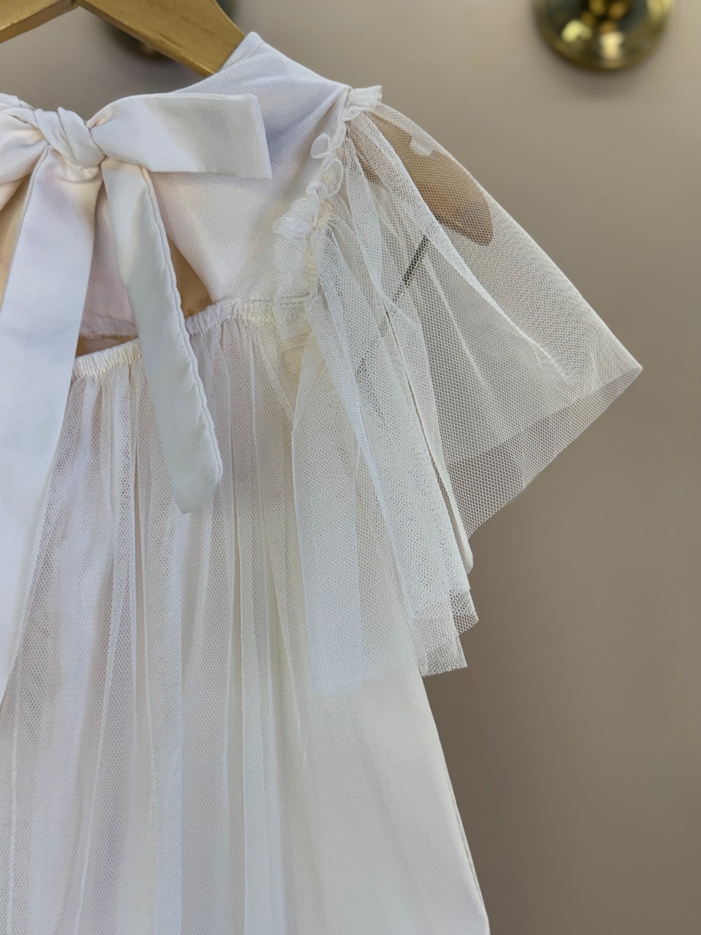 Vestido Infntil Tule Amplo Bordadinhos Gola Bege - Mon Sucré