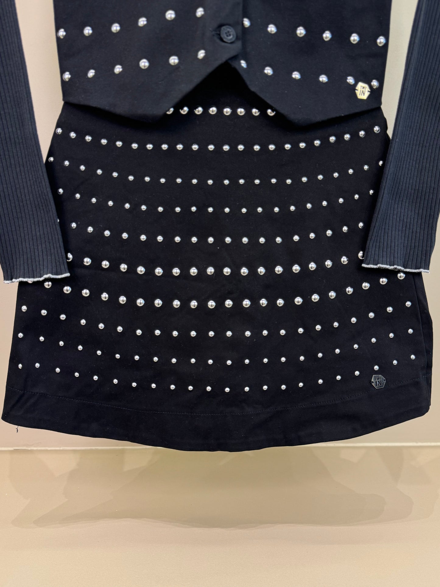 Conjunto Teen Blusa Canelada com Colete de Sarja Preto e Saia-Shorts Teen Sarja Strass Preto - Two In