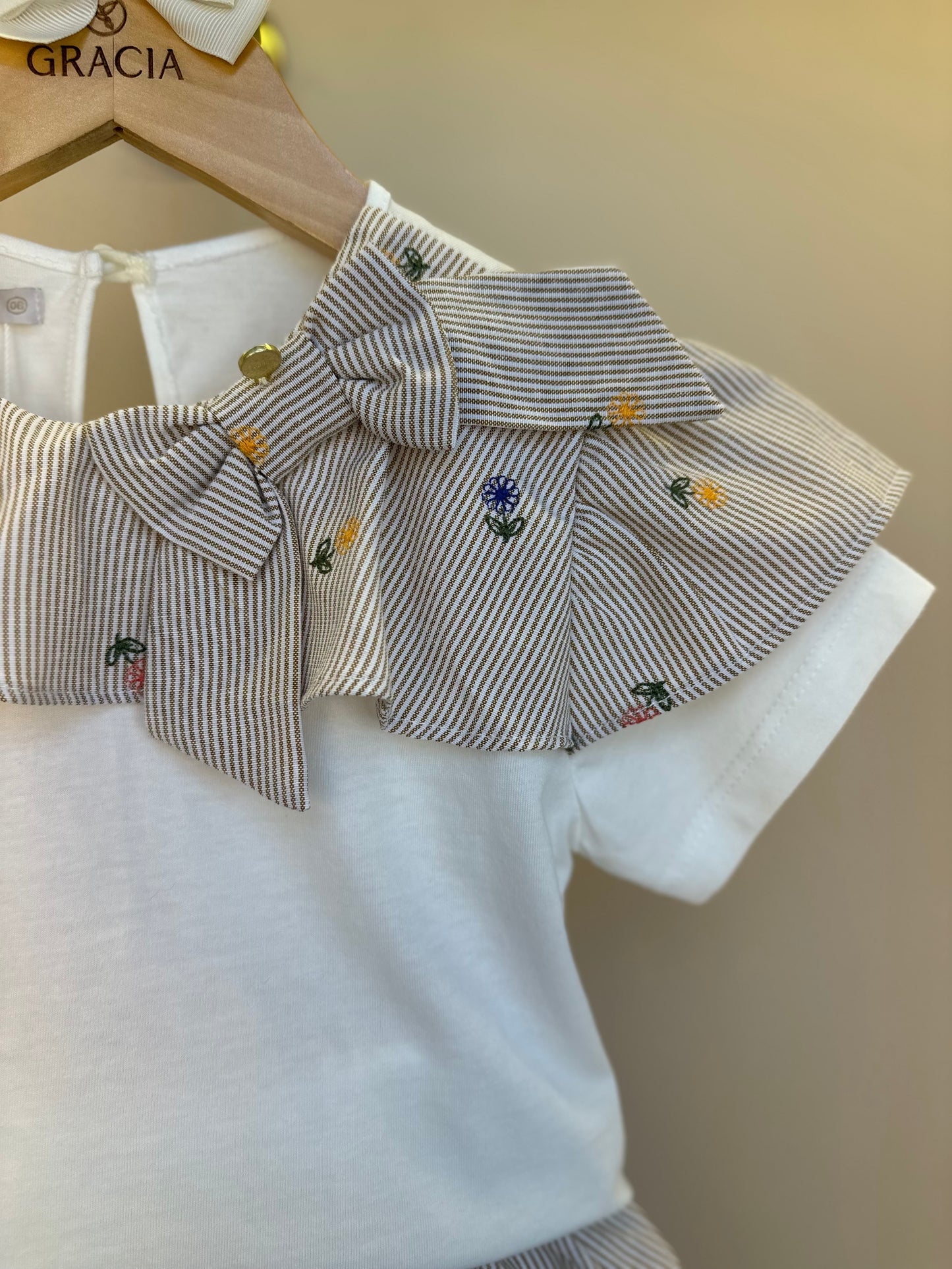 Conjunto Infantil blusa Gola Babado e Saia Tricoline Listrada Com Bordado - Um Mais Um