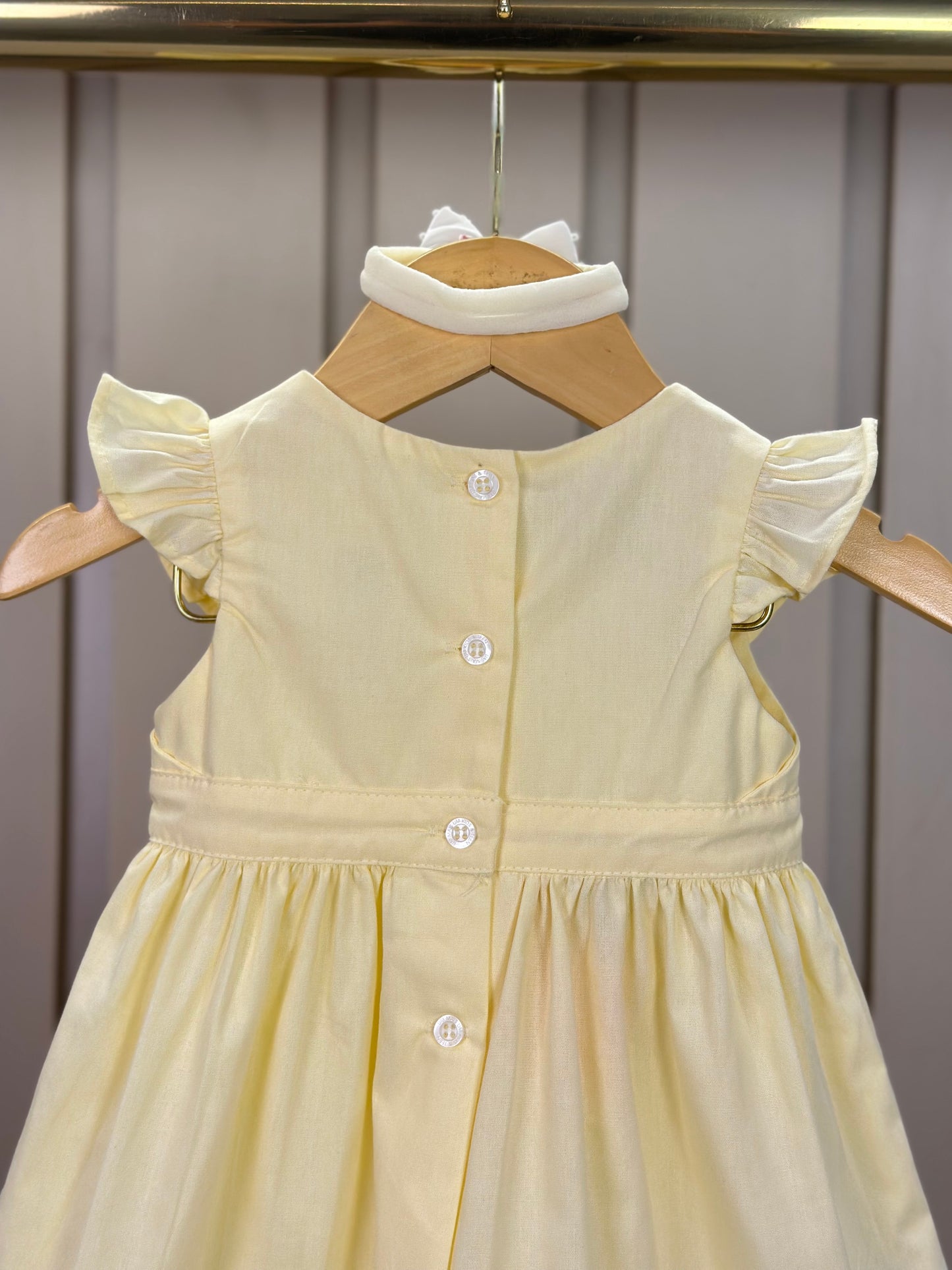 Vestido Bebê Algodão Rodado Bolsos e Bordado Floral Amarelo Claro - Um Mais Um