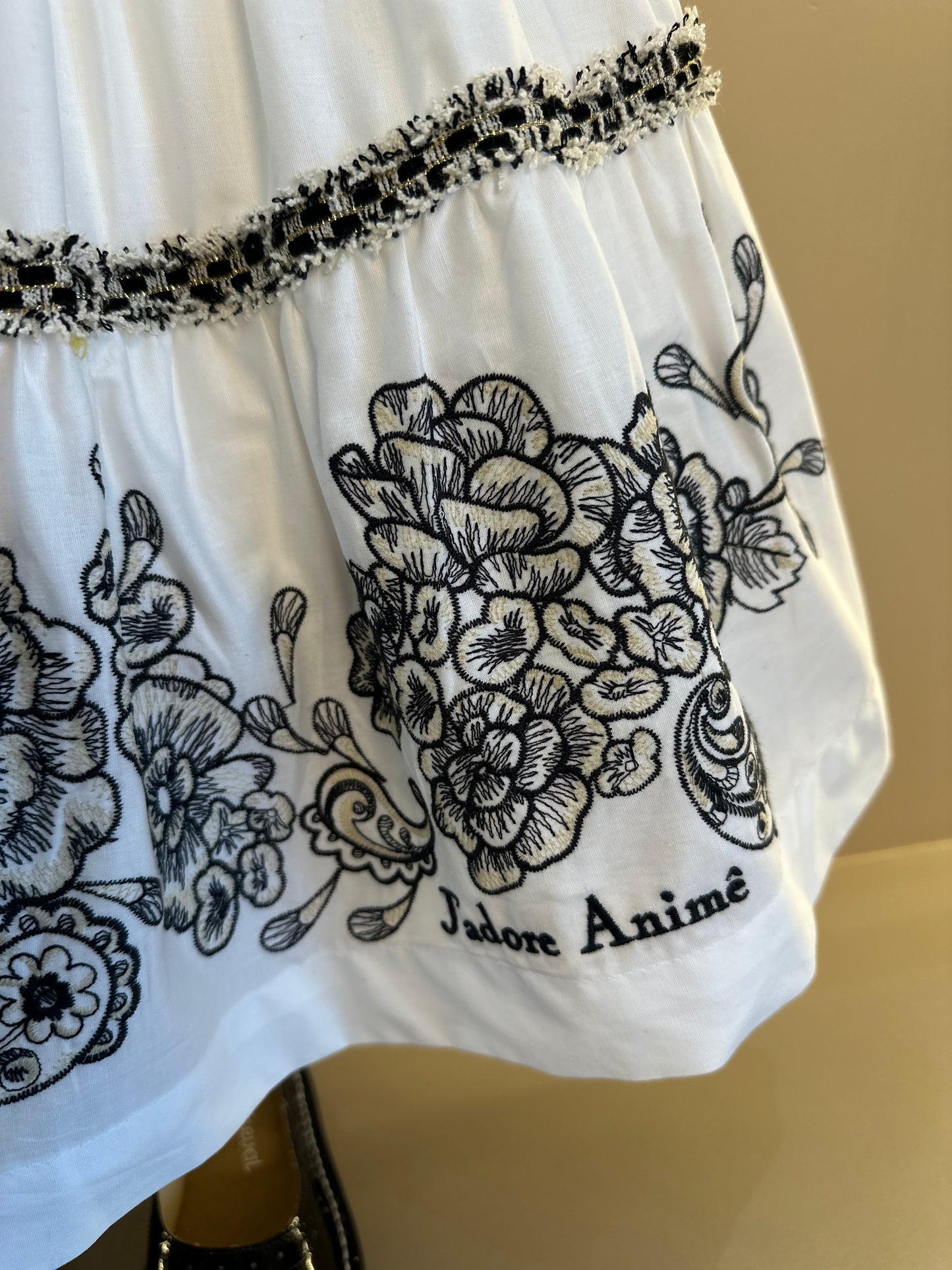 Conjunto Infantil Blusa Preta Detalhes Mangas e Saia Branca Flores - Animê