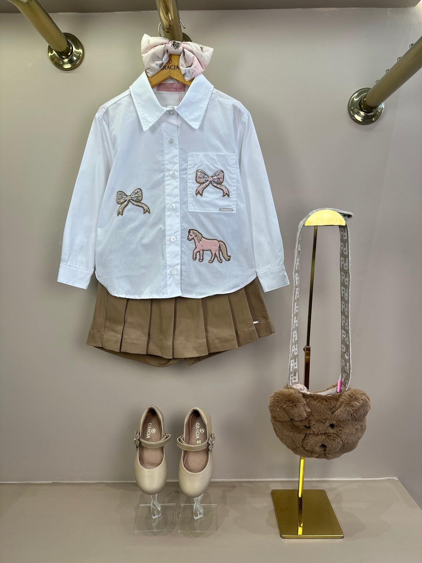 Conjunto Infantil Camisa Algodão Patches Laços e Cavalinho e Saia Sarja Bege - Pituchinhus