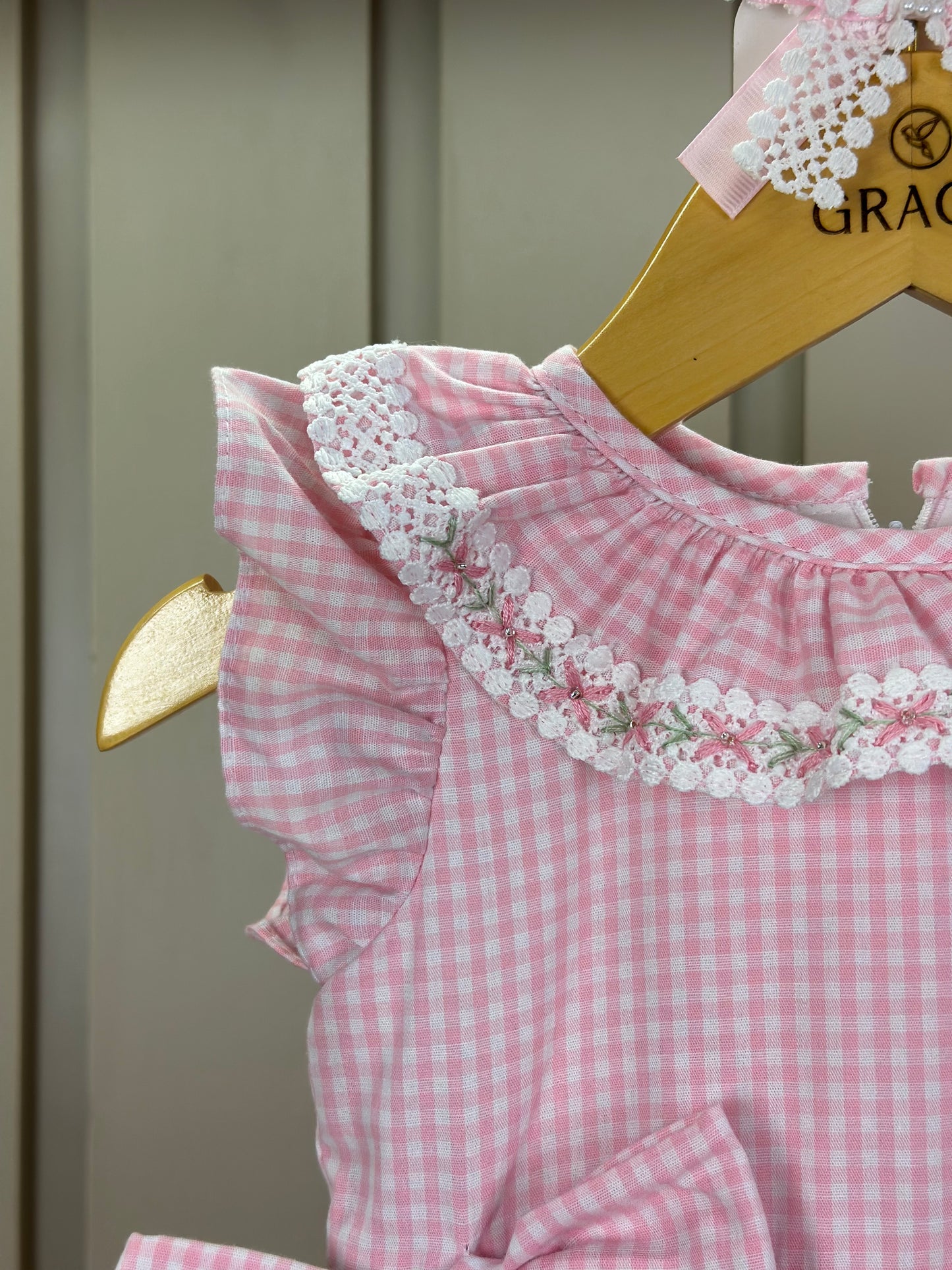 Vestido Infantil Clássico Golinha Renda Bordada Babados e Lacinhos Laterais Rosa - Roana