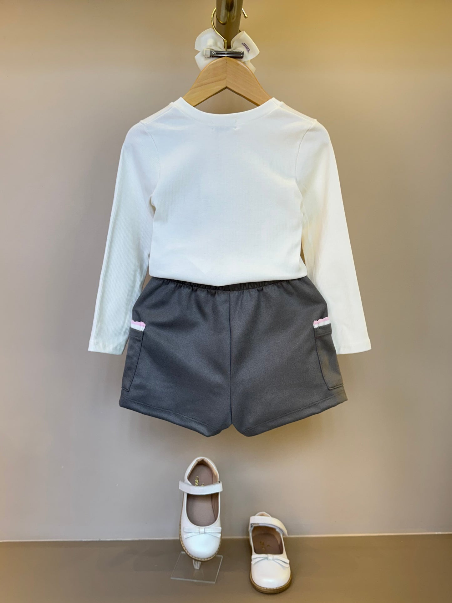 Conjunto Infantil Blusa ML Essential Things e Shorts Cinza Claro - Infanti