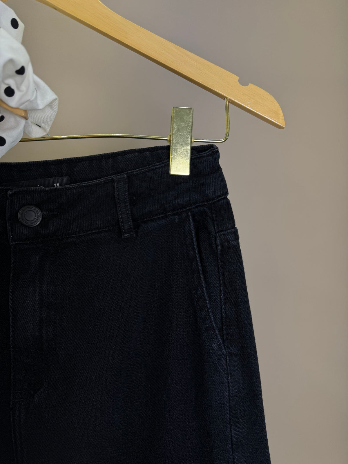 Conjunto Teen Blusa Cropped Ombro a Ombro com Babado Poá e Calça Jeans Cargo Preta – Authoria