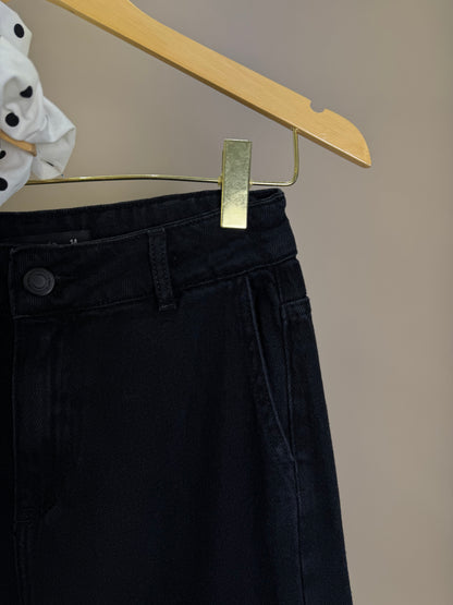 Conjunto Teen Blusa Cropped Ombro a Ombro com Babado Poá e Calça Jeans Cargo Preta – Authoria