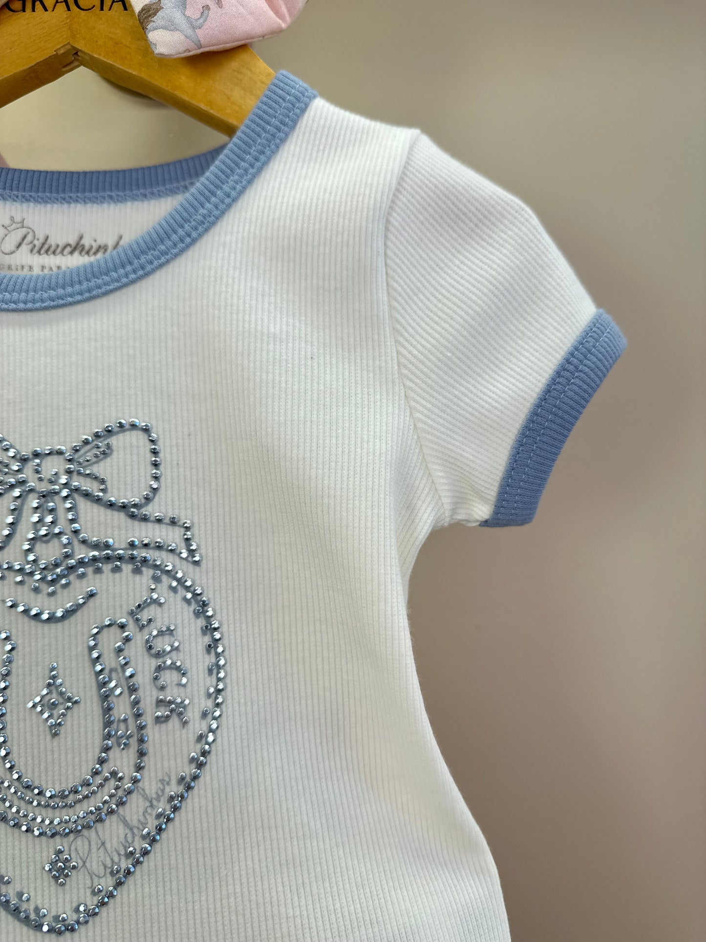 Conjunto Infantil Blusa Rib Good Luck Bordada e Shorts Rosa Estampa Cavalinhos - Pituchinhus