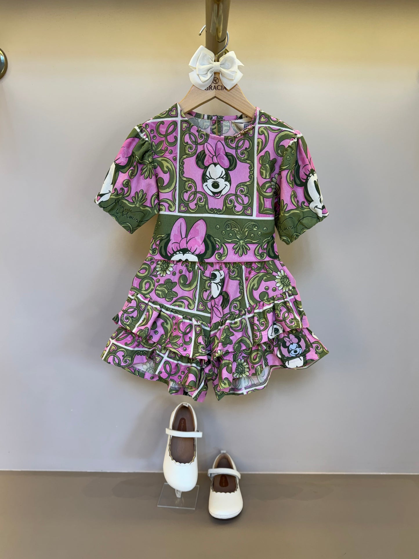 Conjunto Infantil Blusa e Shorts Maxi Minnie Barrado Rosa e Verde Forest - Animê PRÉ-VENDA