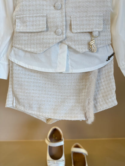 Conjunto Infantil Camisa Gola com Babado, Colete e Shorts Tweed Off White - Animê