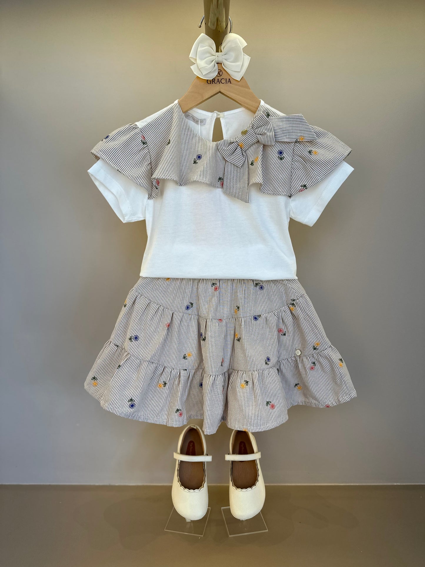 Conjunto Infantil blusa Gola Babado e Saia Tricoline Listrada Com Bordado - Um Mais Um