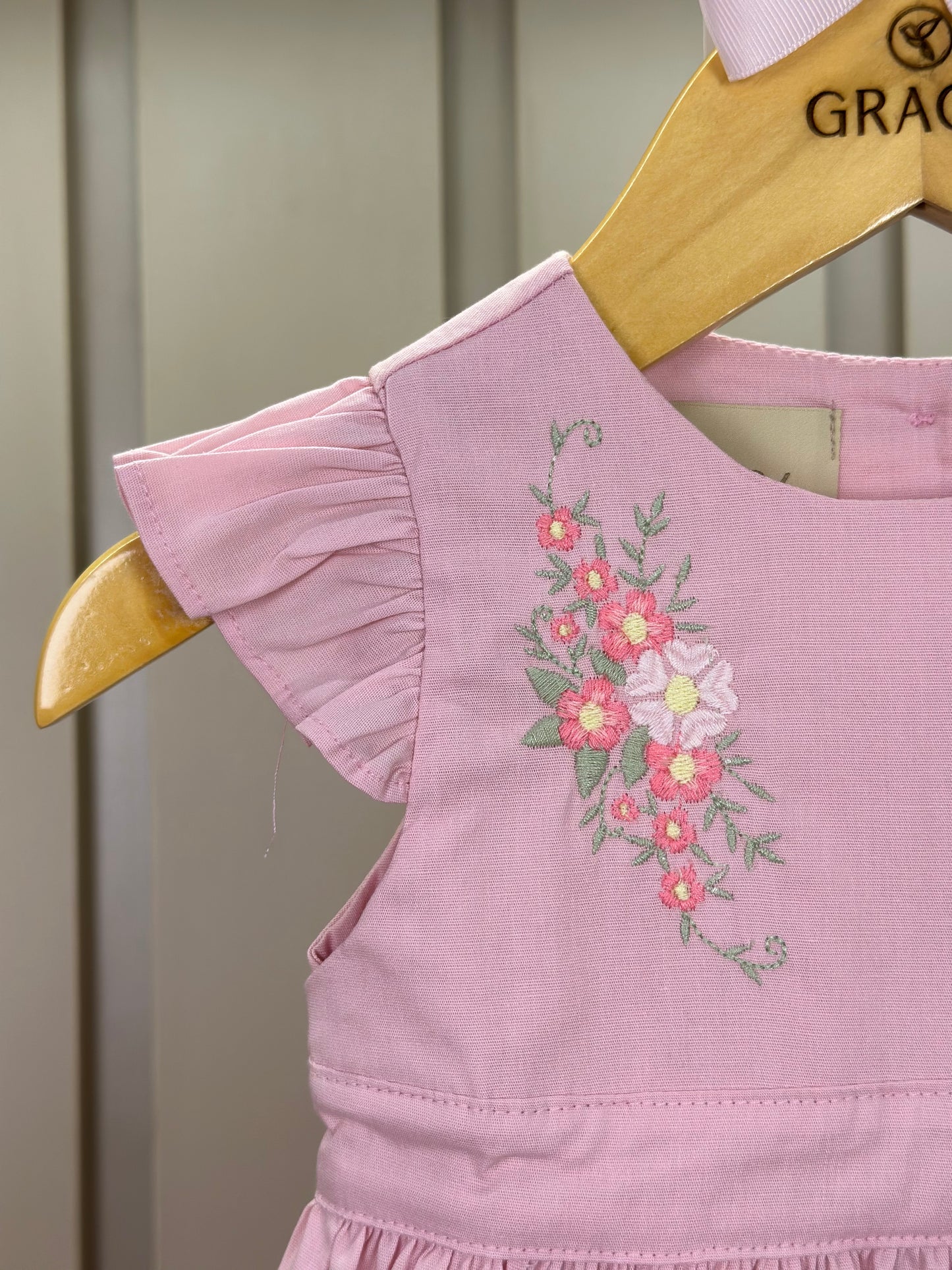 Vestido Bebê Algodão Rodado Bolsos e Bordado Floral Rosa Claro - Um Mais Um