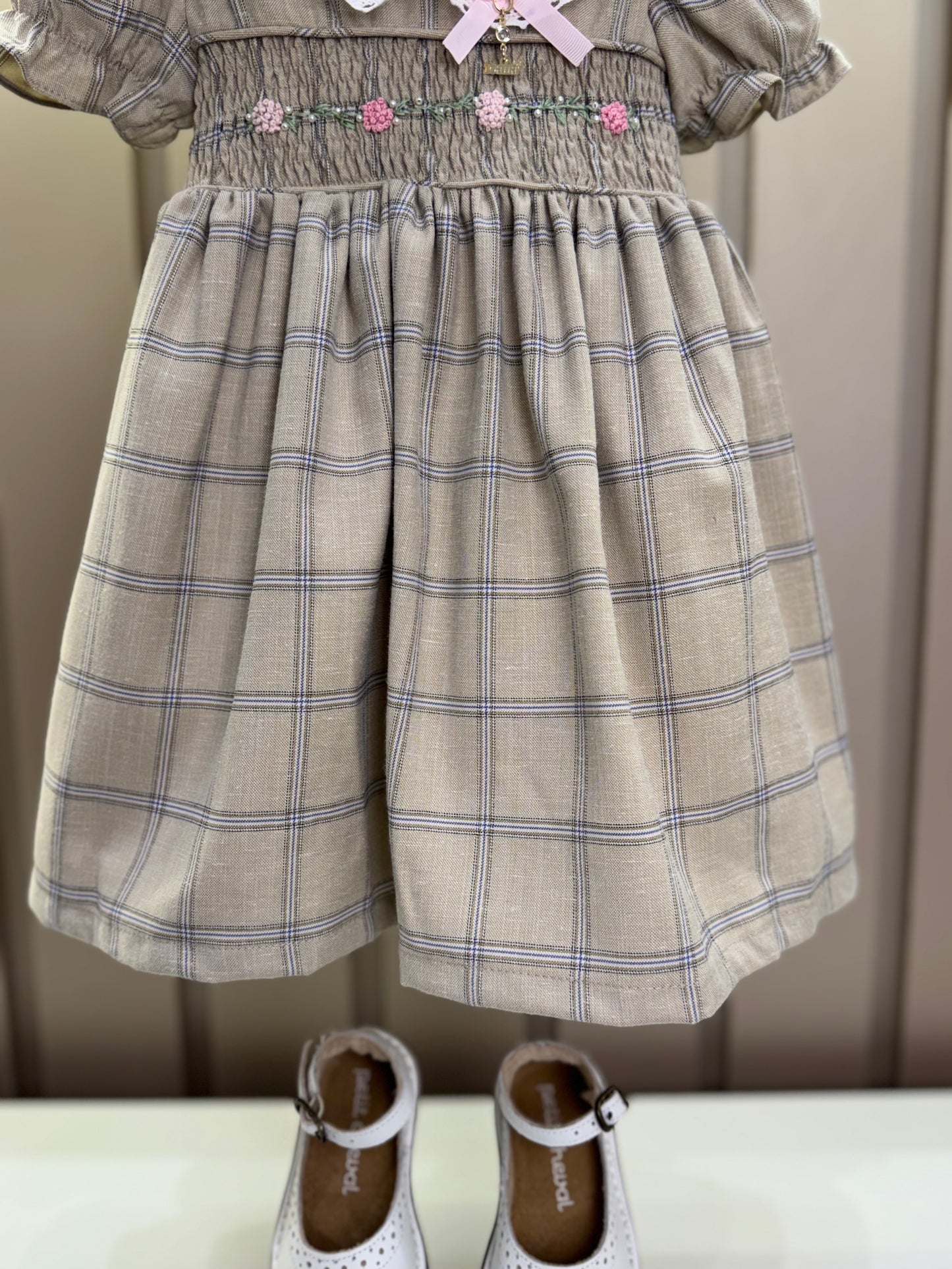 Vestido Infantil Clássico Bege Bordado Flores e Golinha - Roana