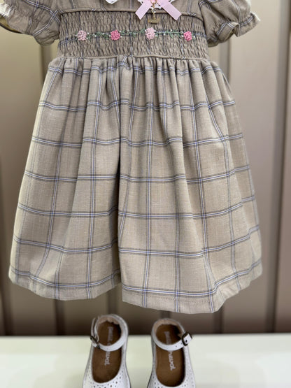Vestido Infantil Clássico Bege Bordado Flores e Golinha - Roana