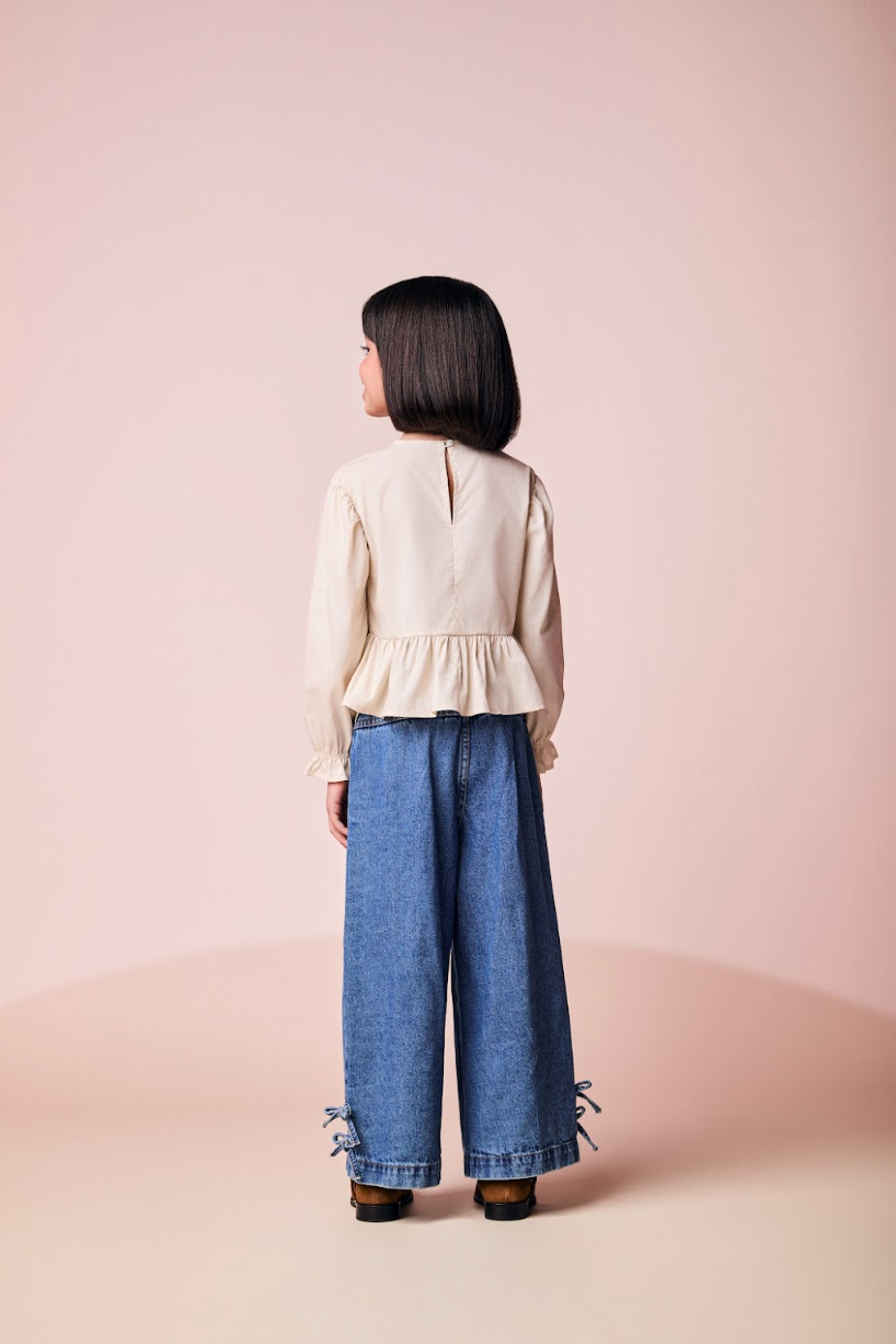 Conjunto Infantil Blusa Bordado Flores Bege e Calça Jeans Reta Laços - Momi