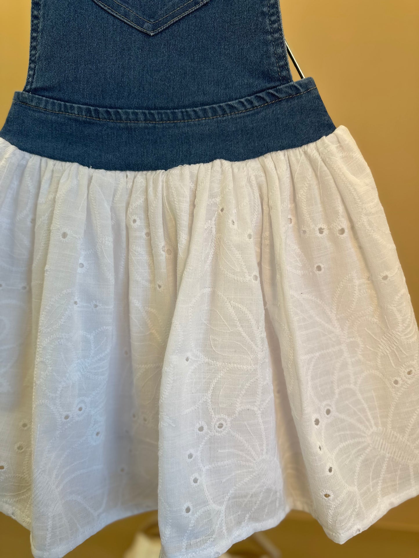 Jardineira Jeans Saia Laise Branca - Gabriela Aquarela