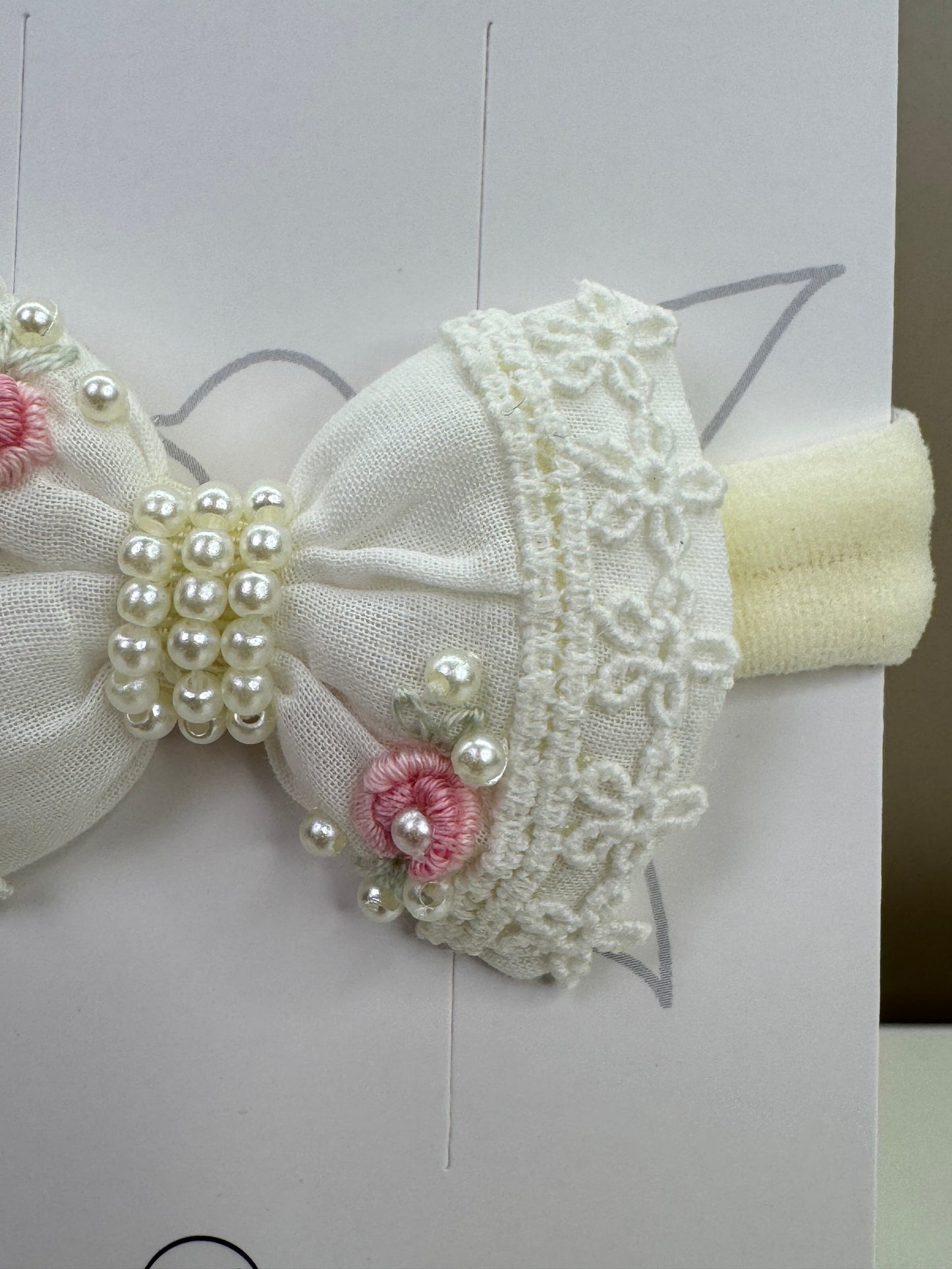 Faixinha Bebê  Laço Bordado Com Pérolas  Off White - Roana