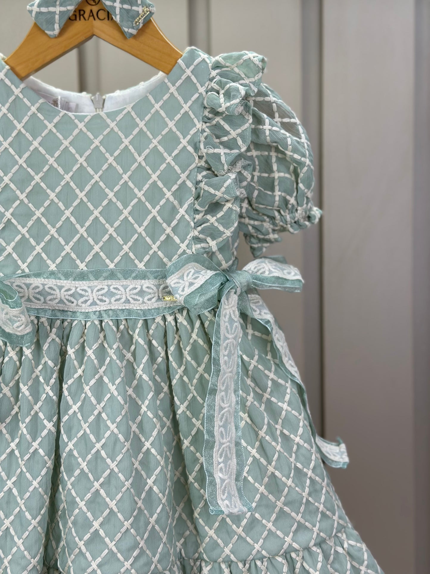 Vestido Bebê Clássico Luxo  Manga Babados e Laços Rendados Verde - Roana