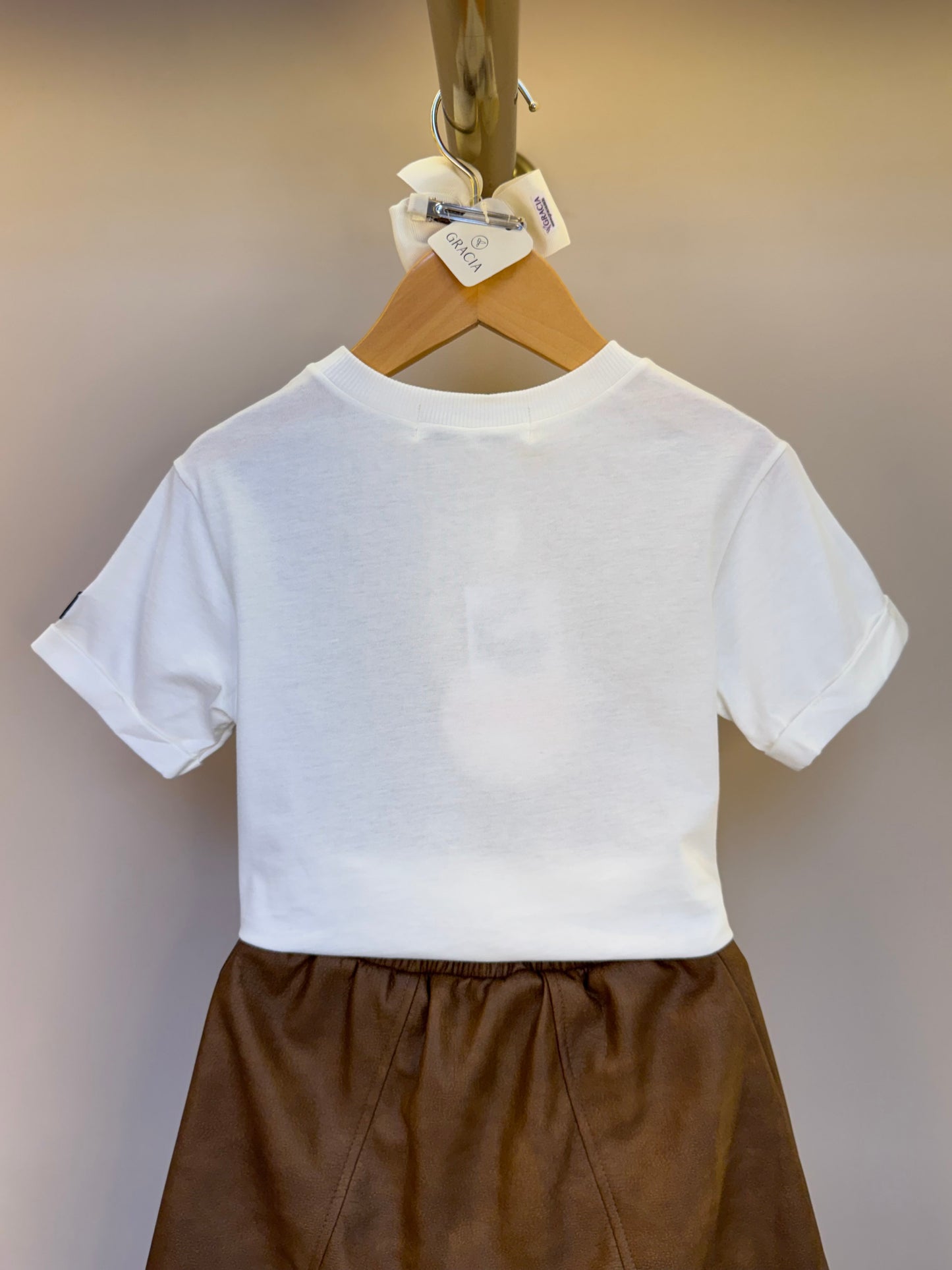 Conjunto Infantil Blusa Estampa Colete Lenço e Saia De Couro Tech Marrom - Animê