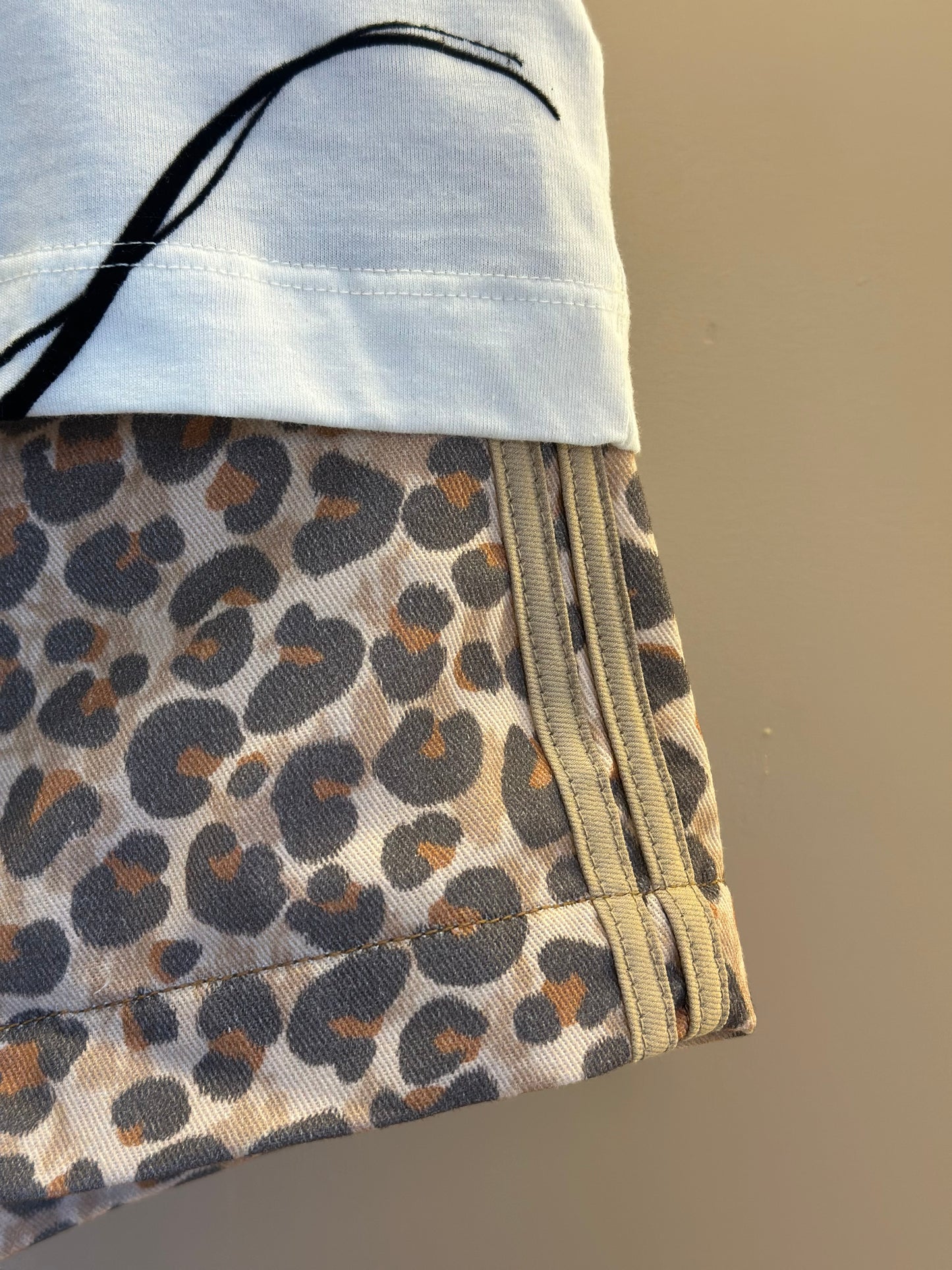 Conjunto Infantil Blusa Minnie Lacinho e Shorts Sarja Animal Print - Animê