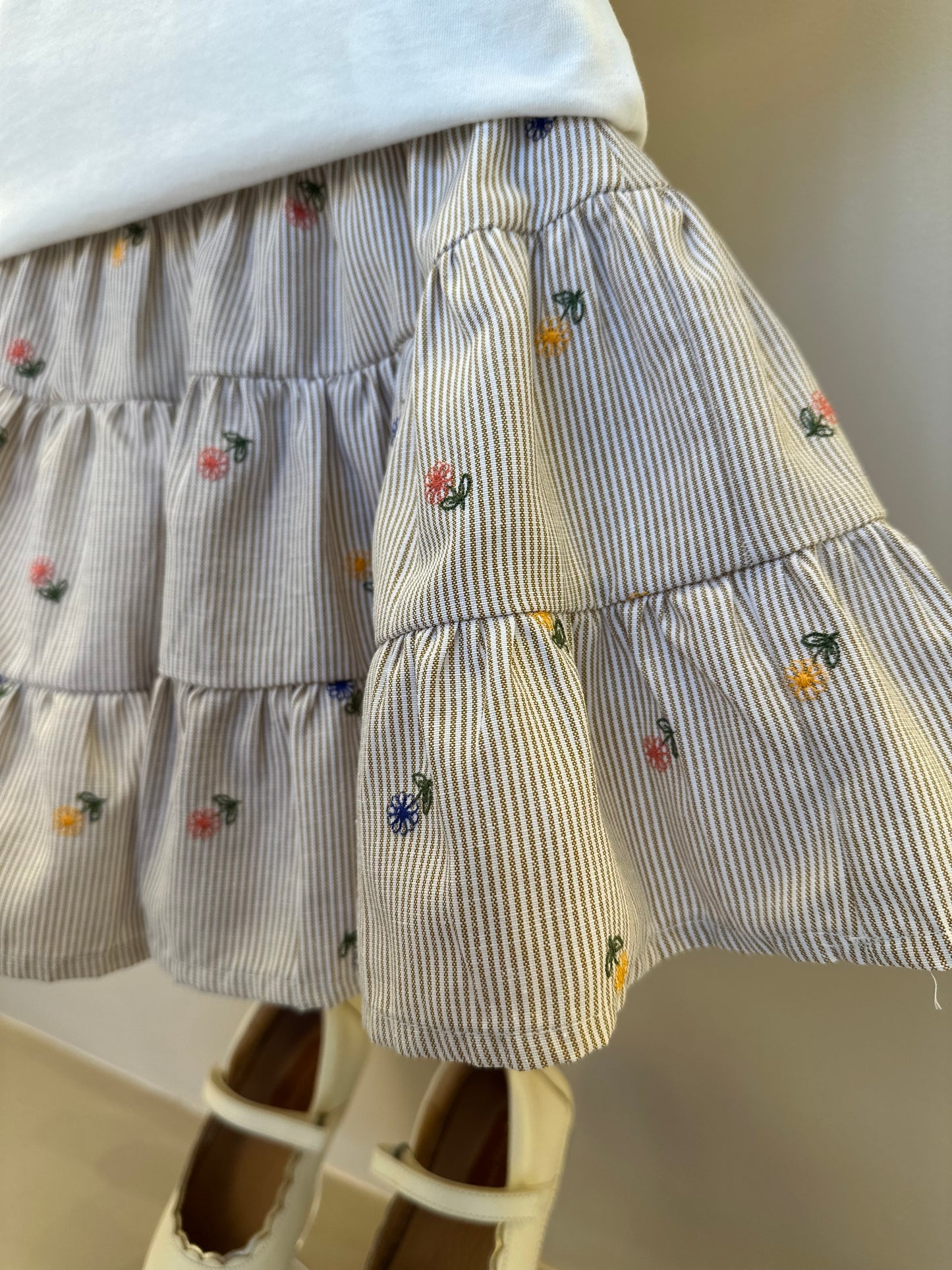 Conjunto Infantil blusa Gola Babado e Saia Tricoline Listrada Com Bordado - Um Mais Um