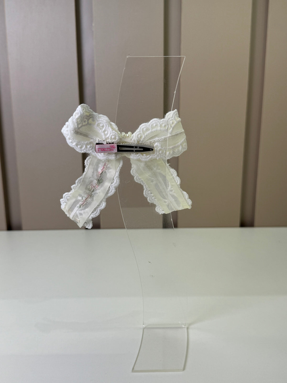 Laço Infantil Renda Flores Bordadas Miolo Pérolas - Roana