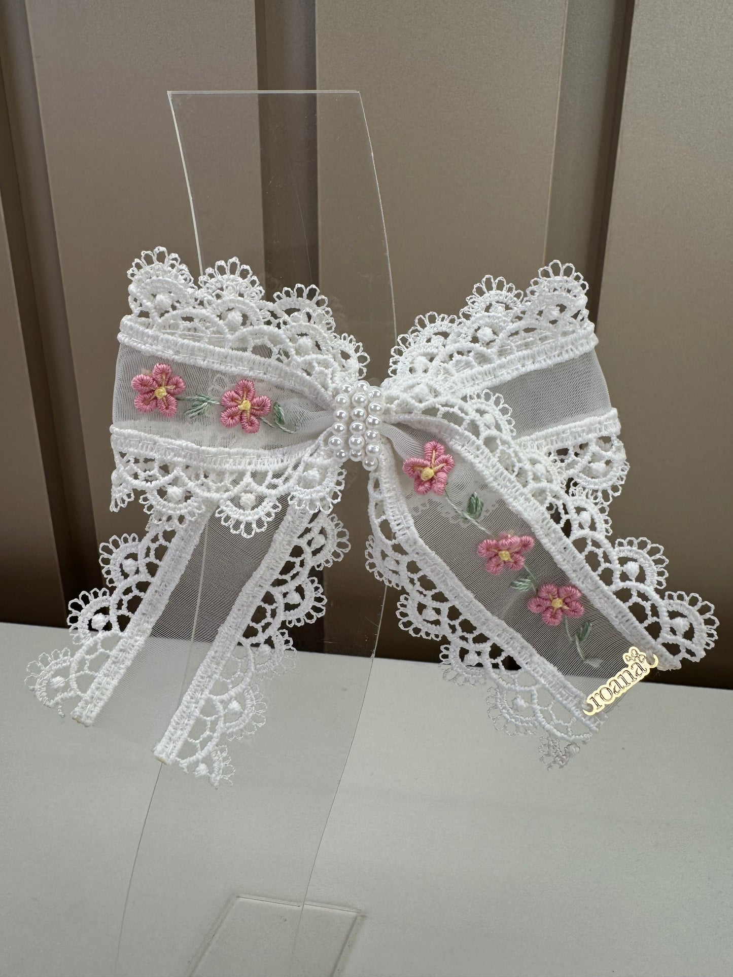 Laço Infantil Transversal Bordado Flores Miolo Pérolas Branco - Roana