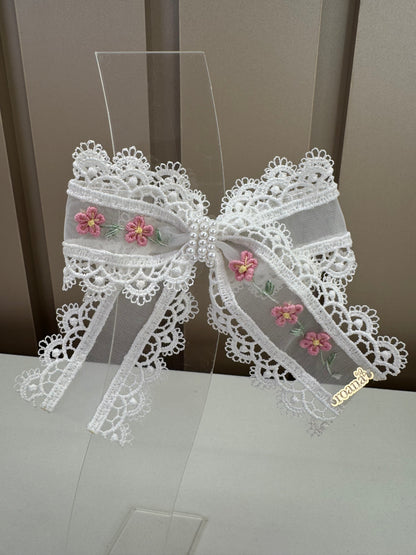 Laço Infantil Transversal Bordado Flores Miolo Pérolas Branco - Roana