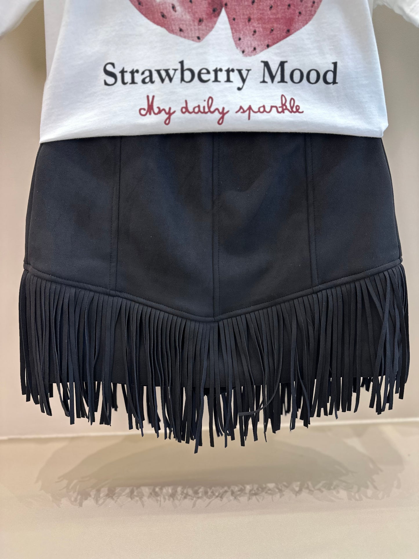 Conjunto Teen Camiseta Oversized Simply Sweet Strass e Saia Suede Franjas Preta - Two In