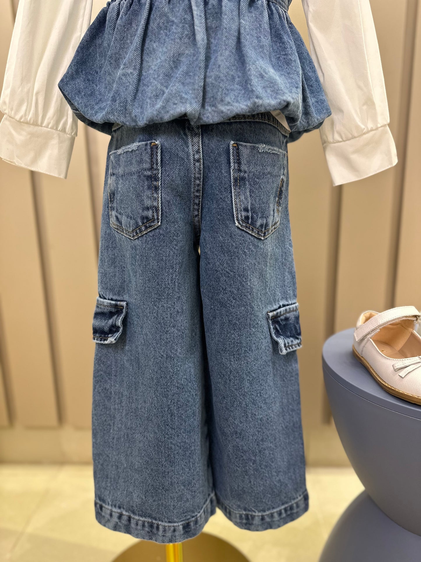 Conjunto Infantil Trio Colete Balonê Mini-Joia, Camisa Gola Babados Rendas e Calça Jeans Bolsos Laterais Mini-Joia - Animê