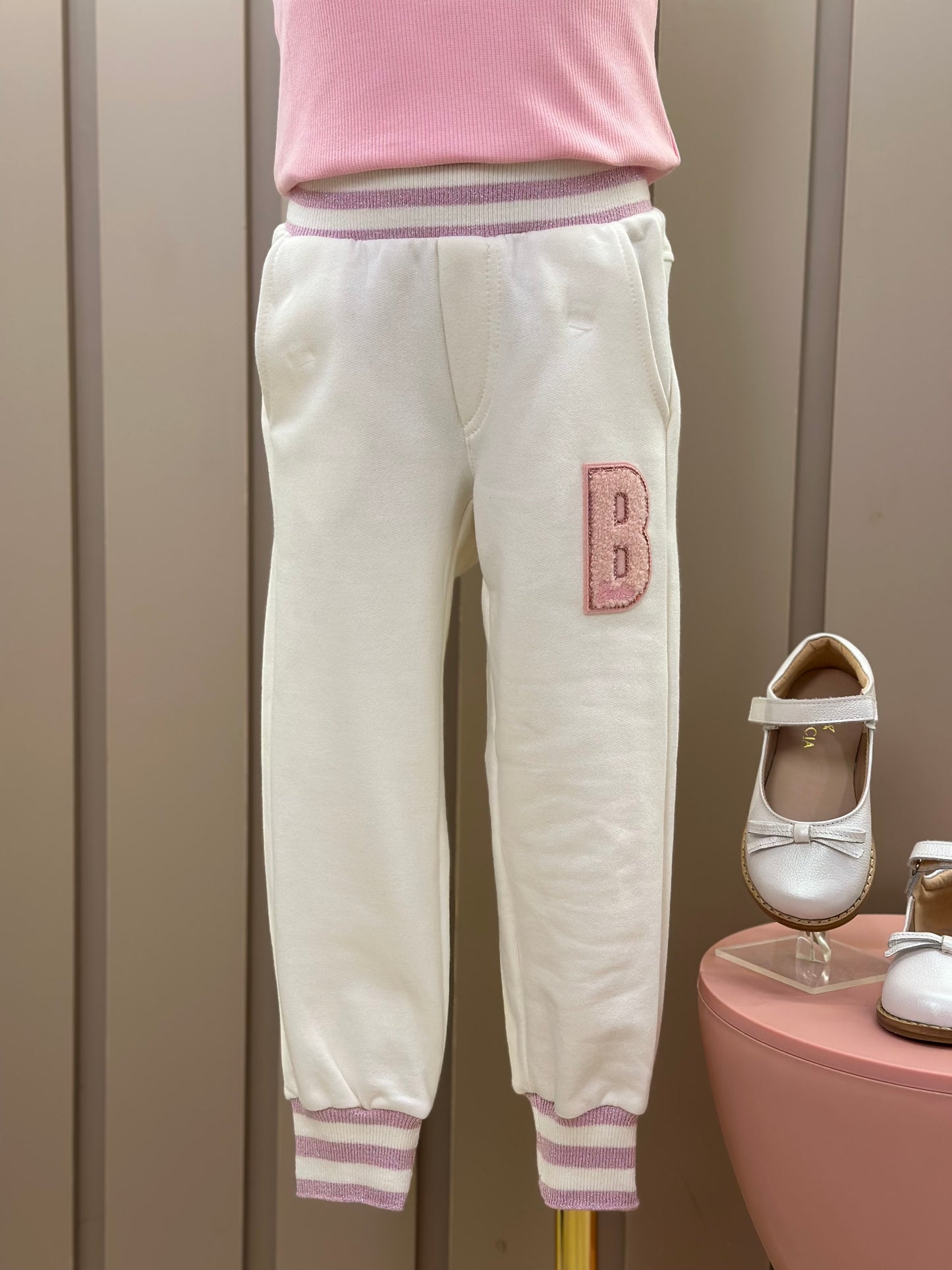 Conjunto Infantil Regata Patche Coração Barbie Rosa e Calça Moletom Jogging Patche Barbie Off White - Pituchinhus