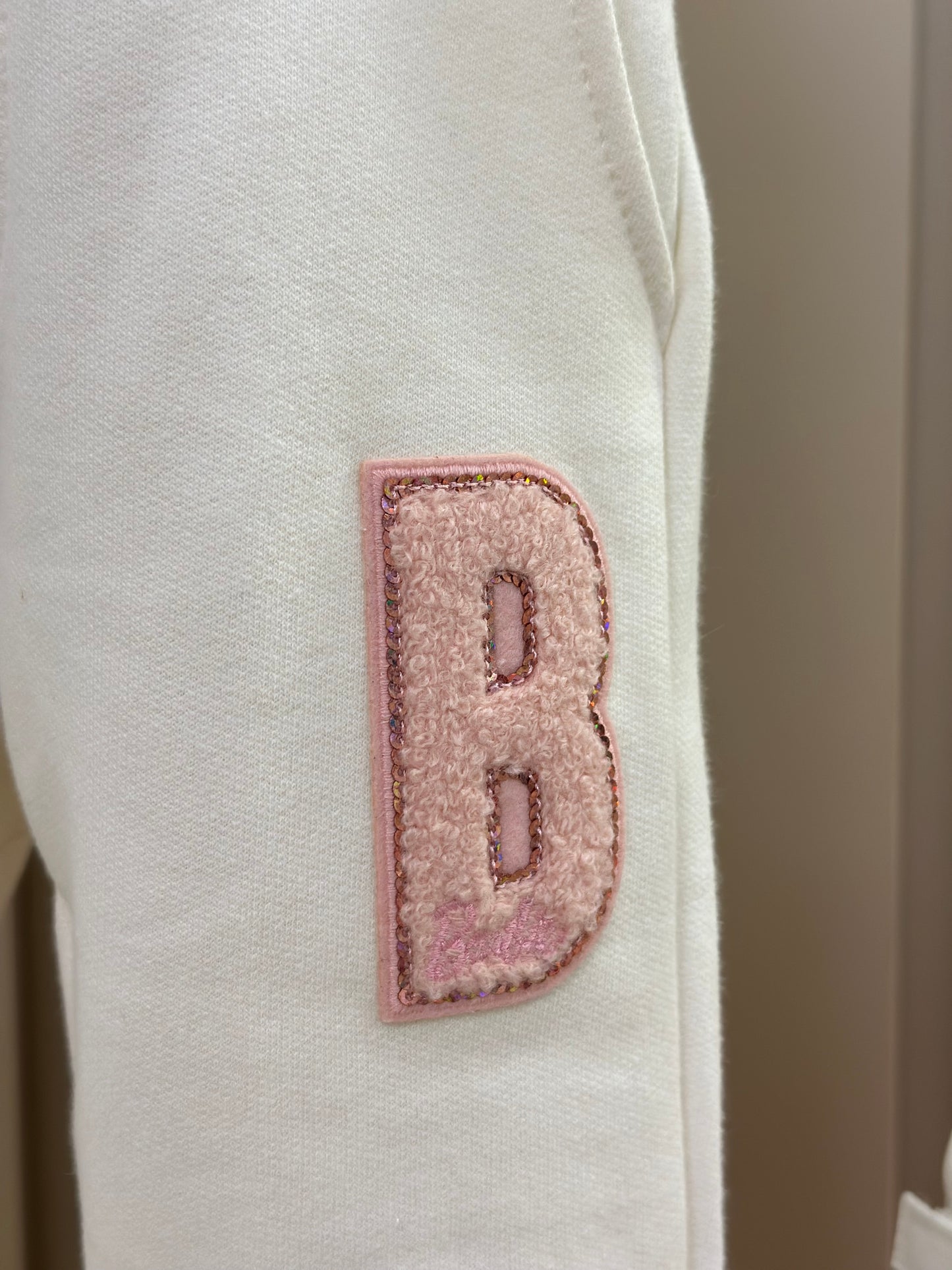Conjunto Infantil Regata Patche Coração Barbie Rosa e Calça Moletom Jogging Patche Barbie Off White - Pituchinhus