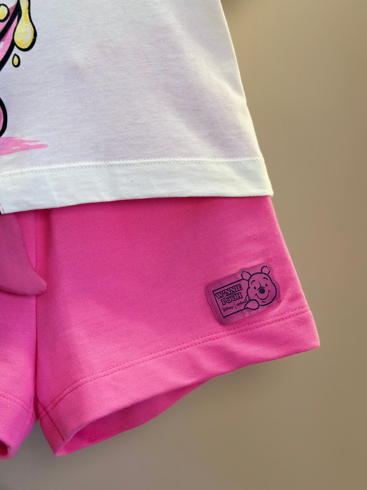 Conjunto Infantil Blusa Pooh Hunny Bege Vanilla e Shorts Rosa - Animê Petite