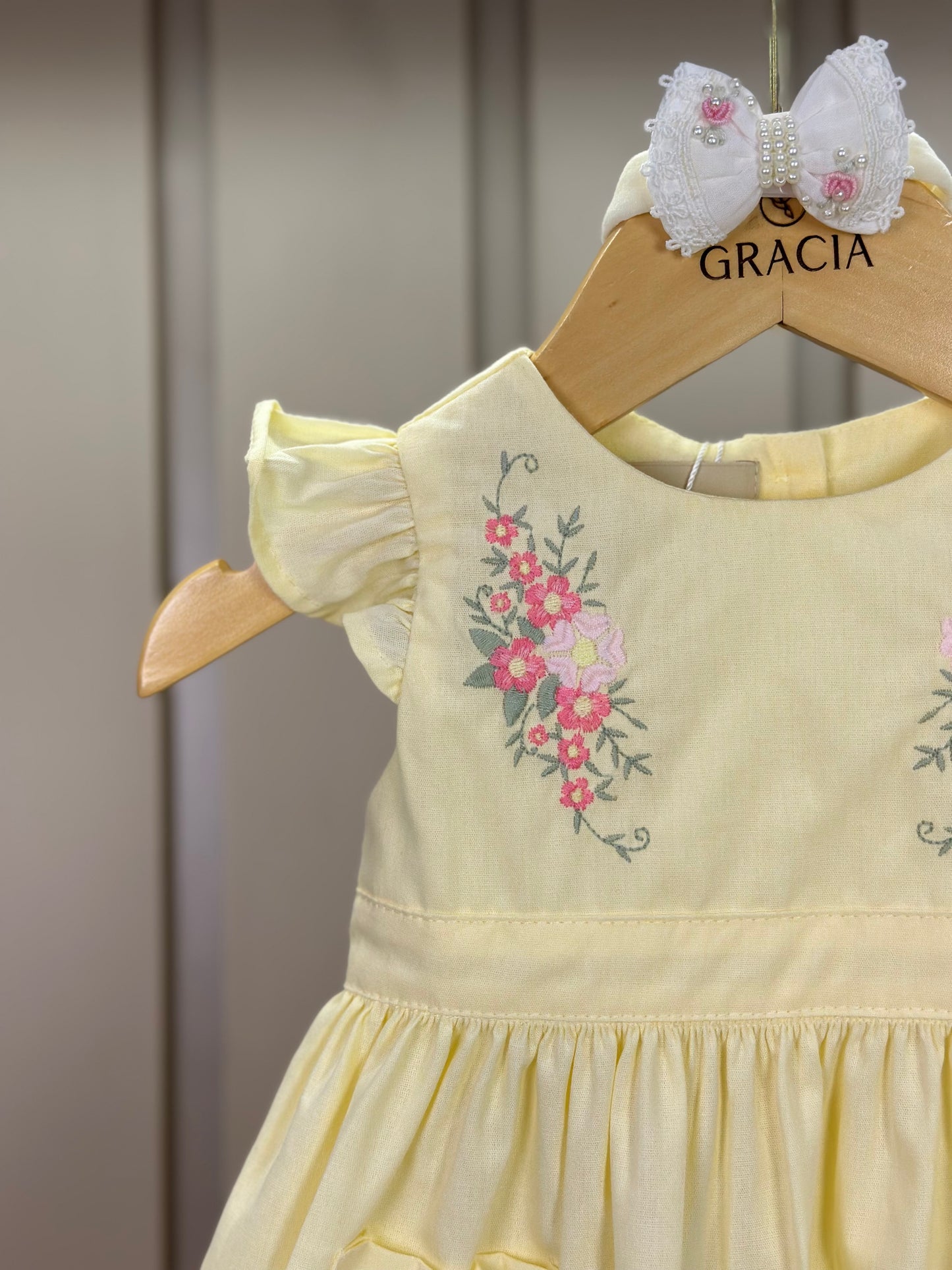 Vestido Bebê Algodão Rodado Bolsos e Bordado Floral Amarelo Claro - Um Mais Um